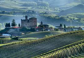 The castle of grinzane cavour is located in one of the most picturesque landscapes of langa, 5 km from alba. Il Castello Di Grinzane Cavour Cosa Vedere Nelle Langhe