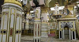 This pillar is located behind the mihrab of the prophet ﷺ on its right hand side and is the most blessed of the pillars for this was the prophet's ﷺ place of prayer. Inilah Makna 6 Tiang Di Dalam Raudhah Masjid Nabawi Tempat Paling Mustajab Doa Kartel Dakwah