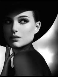 Black And White Pictures Of Celebrities Faces Black And Whit Photography Example Or Pose Idea Of Natalie Portman Togally Balckandwhite Portrait Portrait Photography Black And White Portraits