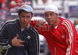 Ada yang menyebutkan duo asal malaysia ini akan bubar karena ditinggal malique yang mengambil cuti. Respons Kenyataan Malique Joe Flizzow Tiada Hasrat Hidupkan Too Phat Hiburan Mstar