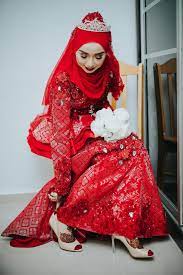 Biasanya, baju ini berwarna hitam. Tips Memilih Bunga Tangan Social Light Sbxs Filmvchine I Do Baju Pengantin Warna Merah Diary Hijaber