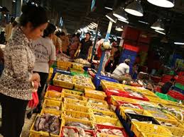 Theo các chủ hàng, hình thức kinh doanh này tiện lợi ở chỗ họ có thể chuyên chở trái cây đi về và không cần phải bày. Chá»£ Ä'áº§u Má»'i Binh Ä'iá»n Ä'áº£m Báº£o An Toan Vá»‡ Sinh Thá»±c Pháº©m Bao NgÆ°á»i Lao Ä'á»™ng