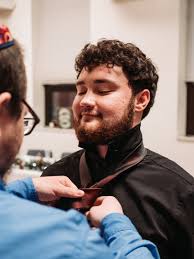 跨性別戀愛｜少女為愛排除萬難變做男人娶好姊妹守護11年修成正果