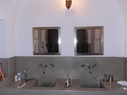 Il s'agira alors de donner un effet cocon qui sera judicieusement brisé par des éléments de décors plus le tadelakt de votre salle de bain résistera parfaitement au piétinement et aux rayures, pour peu qu'il reçoive un entretien régulier. Salle De Bain En Tadelakt Picture Of Zaouia 44 Marrakech Tripadvisor