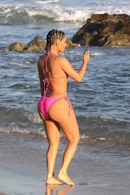 The social media maven, 36, rocked long platinum locks while lounging on a blanked next to. Kim Kardashian Strips Down To Pink Bikini In Mexico To Frolic Alone On The Beach Aktuelle Boulevard Nachrichten Und Fotogalerien Zu Stars Sternchen