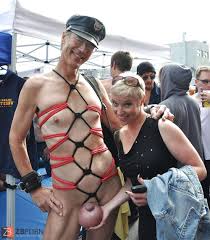 Freaky amd funny CFNM in public - ZB Porn