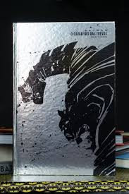 Após dois anos desde o surgimento do batman, os criminosos de gotham city têm muito o que temer. Loja Oficial Dc Comics Graphic Novel Batman O Cavaleiro Das Trevas Edicao Definitiva