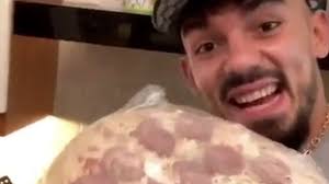 Als erster deutscher rapper steigt er ins pizzageschäft ein und Endlich Capital Bras Gangstarella Pizza Jetzt Auch Halal Promiflash De