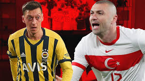 Hakem alper ulusoy ile diyaloğa girdi. Son Dakika Burak Yilmaz In Hollanda Ya Attigi Gol Sonrasi Fenerbahce Formasi Giyen Mesut Ozil Den Paylasim