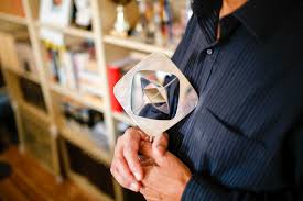 Raman wurde als sohn eines journalisten und einer lehrerin in mumbai geboren. Ashwin Raman Wir In Der Region