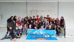 Gambar yang mereka ciptakan pun ternyata menunjukkan seberapa kreatif mereka dan bagaimana suasana hati mereka. Momen Sakral Menyambut Sketsa 13 Sketsa Universitas Mulawarman