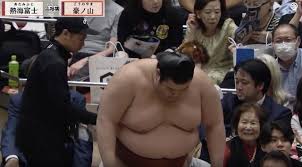 「どうした？」熱海富士に異変？ 197kgの巨体があっさり土俵を割る姿に「おかしかった」「この段階で棒立ち」放送席も訝る