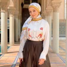 Waduh, wan, bisa minta tolong bantu mbak?, tanyanya. Amirah Filzah Baju Kurung Kereta