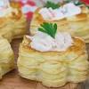 I vol au vent ripieni sono davvero uno degli antipasti più amati in assoluto e tutti credono siano difficili da realizzare…invece sono semplicissimi.se volete potete comprare quelli pronti e io vi darò qualche idea di ripieno da utilizzare altrimenti se volete provare a farli in casa troverete qui la ricetta. 1