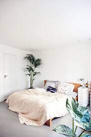 Minimalist bedroom ideas are the epitome of picture perfect home decor. Minimal Bedroom Hues Of Brown Wood And Green Plants Slaapkamerinterieur Thuisdecoratie Een Slaapkamer Inrichten