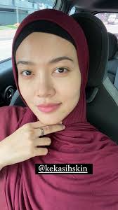 Tak lama kemudian, kedua anak adam yang terkenal dengan keshalihannya itu telah saling hisap bibir pasangannya diiringi pergulatan lidah di dalamnya yang begitu seru dan basah. Untitled