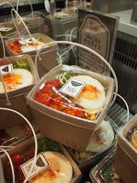 Japanese Supermarket Takeaway Salads In A Cute But Efficient Basket Nb Pengemasan Makanan Ide Makanan Makanan Dan Minuman