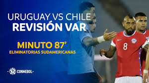 Como mierda el arbitro cobra ese penal por esa mano y despues no cobra una clara mano aaaa te odio. Liberaron Los Audios Del Var Del Partido De Uruguay Y Chile La Pelota Impacta La Mano Pero Esta En Posicion Natural