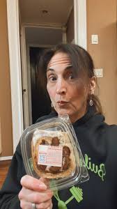 As if I wasn’t already having an awesome day…I come home to find this box  of high protein vegan baked treats from @greenbitesgo 🤗🌿 Although I’ve  been dying to try their pastries, I didn’t actually ...