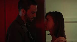 Nonton flinch 2021, seorang pembunuh bayaran muda yang tinggal bersama ibunya mengembangkan perasaan untuk menyaksikan pembunuhan yang dilakukannya. Movie Review Flinch 2021