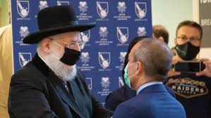 הרב הראשי לישראל, הגאון רבי דוד לאו הגיע היום (ראשון) למרכז הרפואי שערי צדק, שם התחסן נגד נגיף הקורונה. B8ududuofyixem