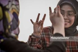 Praktek belajar bahasa menggunakan tangan via moulton.ac.uk. Lensa Mg Percuma Belajar Bahasa Isyarat Malaysia Signon