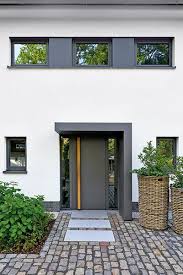 Haus Mit Fenstern Umgestaltet Vorgarten Ideen In 2020 Fassade Haus Moderne Haustur Hauseingang Gestalten