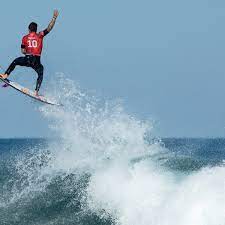 Igarashi pulled ahead of medina with just seven minutes left in their heat, pulling off a 360 degree air to earn a 9.33. Gabriel Medina Hits Heights In Jaw Dropping Aerial Show To Win Wsl Title Surfing The Guardian