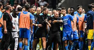 Des supporters niçois sont entrés sur le terrain après que des joueurs marseillais ont réagi à des jets de projectiles. X4v459yynzrhqm