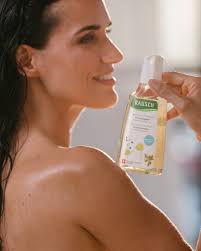 Unsere Haarpflege verleiht nicht nur Dir, sondern auch anderen ein  strahlendes Aussehen. Wie? Sandra Banholzer machts vor! Im Rahmen der  diesjährigen Rapunzel Challenge in München schneidet sie ihre gesunden  Haare ab und