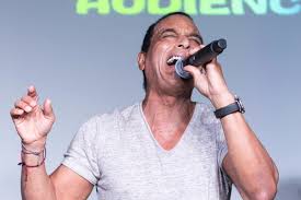 Jon Secada y su lucha por crear conciencia sobre la enfermedad que le  arrebató a su padre - Yahoo Vida y Estilo