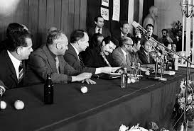 Résultat de recherche d'images pour "lech walesa stocznia 1980"