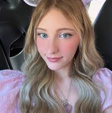 Angie Hollenbach's Instagram, Twitter & Facebook