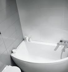 Pour une pose en coin et souvent d'un design asymétrique, elle réduit la place qu'elle utilise sans sacrifier votre confort ni son volume d'eau. Baignoire Balneo Ilot Ou D Angle Que Choisir Planetebain