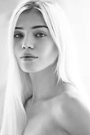 Rejeitada, modelo trans cria agência e app de encontros nos EUA