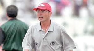 Jorge sampaoli convocó a joven jugador de 19 años. Todo El Mundo Esta Haciendo La Misma Broma Sobre El Look De Sampaoli En Esta Foto Del Ano 2002 Urbanian