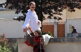 Ensuite anselme enroule la feuille de métal sur le bout de l'allumette, en serrant très fort. Le Tour D Un Monde En 80 Minutes Theatre De La Vallee
