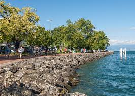 The hotel is modern and conveniently located a minute away from the lake and the city center. Evian Tourisme Evian Les Bains Wellness Ziel In Frankreich