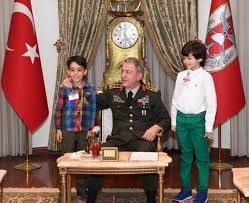 İlk ve ortaöğrenimi kayseri'de okudu. Hulusi Akar Cocuklar Ile Bir Araya Geldi