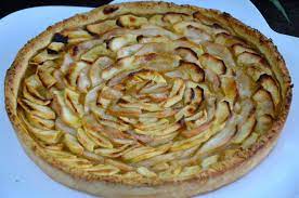 Etape 8 découper les poires et pommes en tranches de 85 mm d'épaisseur environ puis les déposer sur le fond de tarte aux amandes en alternant morceaux de pomme et morceaux de poire. Tarte Aux Pommes Et Poires La P Tite Cuisine De Pauline