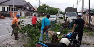 Kejadian jam 9.30 pagi itu menyebabkan mangsa, yong geeng huei, 53, maut di lokasi kejadian akibat mengalami kecederaan parah pada kepala dan anggota badan. Kejadian Ribut Mengakibatkan Kerosakan Rumah Dan Pokok Tumbang Di Manjoi Manjoi My
