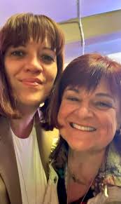 BUONA DOMENICA CON LE CASTAGNE 🌰 🌰🌰🌰🌰. Sono buone, profumate,  semplici, sanno di autunno, le accarezzo prima di metterle a cuocere a  fuoco vivo. Le caldarroste sono le mie preferite. Metà e