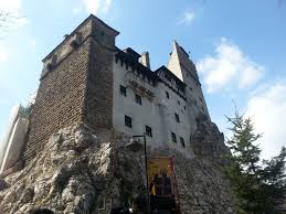 Castelul bran este considerat una dintre cele mai impozante monumente istorice ale româniei, prima sa atestare documentară datând din 1377. Castelul Bran Prelungeste Programul De Vizitare In Weekend Libertatea