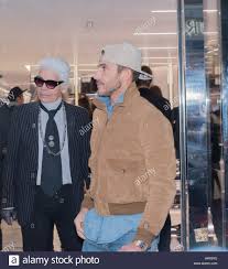 Il est connu pour avoir été le garde du corps du grand couturier allemand karl lagerfeld de 1999 jusqu'à la mort de ce dernier en février 2019. Exklusive Foto Archiv Grand Couturier Karl Lagerfeld Mit Sebastien Jondeau Seine Personliche Assistentin Und Leibwachter An Der Ausfahrt Der Ein Yves Saint Laur Stockfotografie Alamy