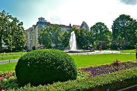 Den einzigartigen spinatsalat, selbst gemachte nudeln, doradenfilets in kapernsauce oder zickleinbraten mit rosmarinkartoffeln, bis hin zu wunderbaren desserts wird hier alles frisch gekocht. Una Plaza Para Descansar Picture Of Viktoria Luise Platz Berlin Tripadvisor