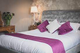 Room 5 Tollemache Executive A Large Luxury Bedroom With Splashed Of Mulberry And Grey Luxurious Bedrooms Modern Bedroom Design Bedroom Sets