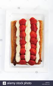 Kuchen rezepte ausgefallen kuchen ausgefallene rezept becherkuchen kuchen rezepte einfach süßes backen kuchen und torten foto kuchen kochen erdbeer rhabarber kuchen. Emily Erdbeer Garniert Mit Schlagsahne Stockfotografie Alamy