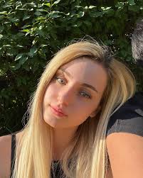 Azranur Guzey - Free pics, galleries & more at Babepedia