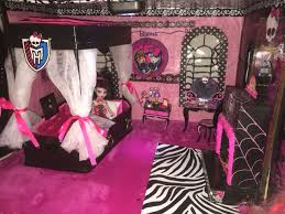 Draculaura S Bedroom Cardboard Dollhouse Bedroom Maison En Carton Monster High Dollhouse Monster High Doll Clothes Monster High Bedroom