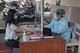 Demam yang disertai dengan gejala lain seperti gatal pada kulit harus diwaspadai. 3 Tenaga Medis Di Polda Sulut Disuntik Vaksin Covid 19 Teropongbmr Com